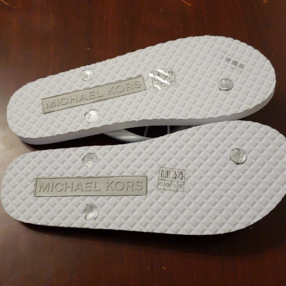 🎁SOLD OUT💟 NWOT MICHAEL KORS FLIP FLOPS - Picture 5 of 8